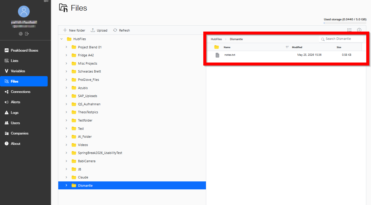 Peakboard Hub Files UI with the Dismantle folder selected and the uploaded notes.txt visible on the right